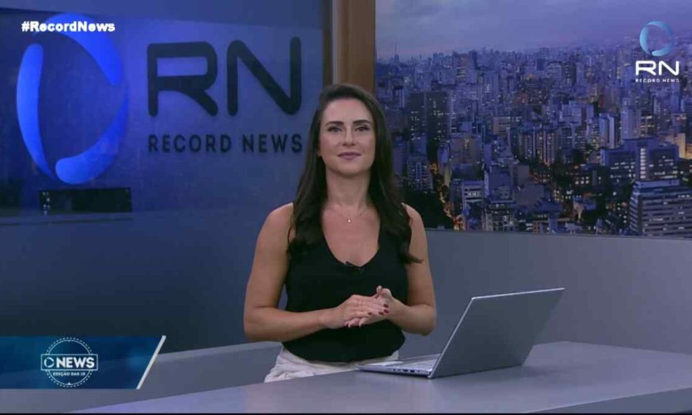 Manoela Caiado durante o News das 10 na Record News (Créditos: Reprodução)