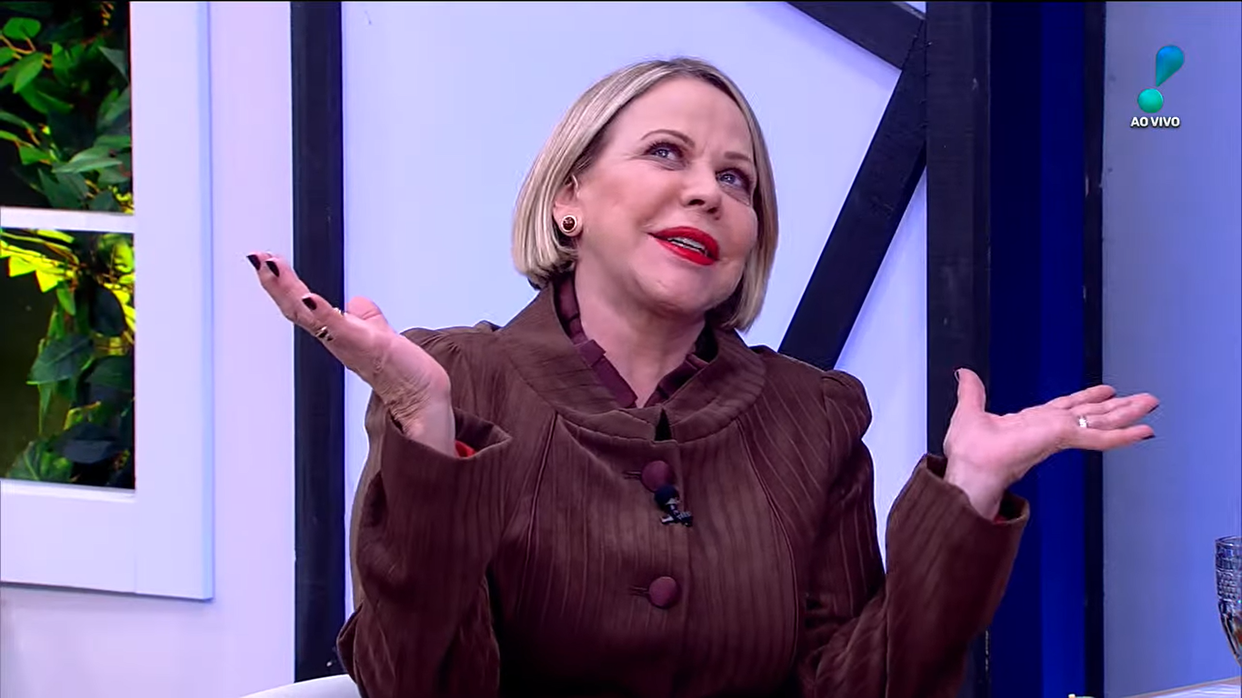 Em suma, aos 68 anos, a apresentadora Claudete Troiano se tornará vovó pela primeira vez (Créditos: Reprodução/RedeTV)